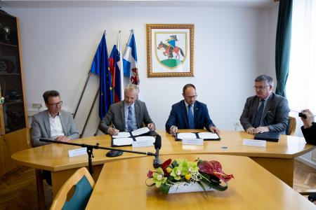 MINISTER VRTOVEC PODPIS POGODBE PIVKA 19.4.2022 - Valter Leban-8636